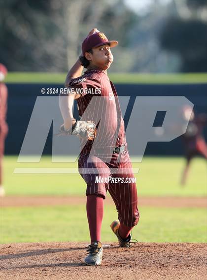 Thumbnail 3 in Maryknoll vs La Salle photogallery.