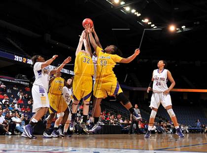 Thumbnail 2 in Ridgeview vs. Lynwood (CIF SoCal Regional D1 Final) photogallery.