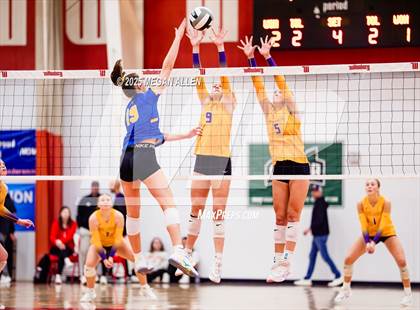 Thumbnail 2 in Notre Dame-Cathedral Latin @ Bloom-Carroll (OHSAA District III Semifinal) photogallery.