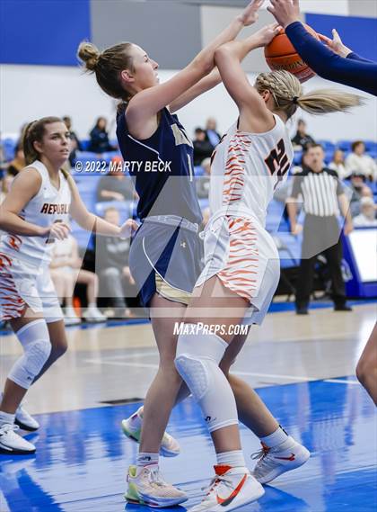 Thumbnail 3 in Republic vs Helias (The 48 Hours of Basketball) photogallery.