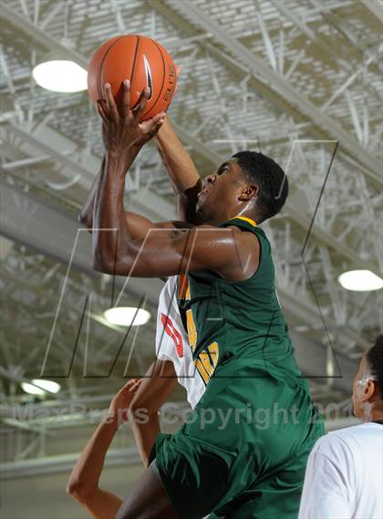 Thumbnail 1 in Westchester vs. St. Edward (MaxPreps Holiday Classic) photogallery.