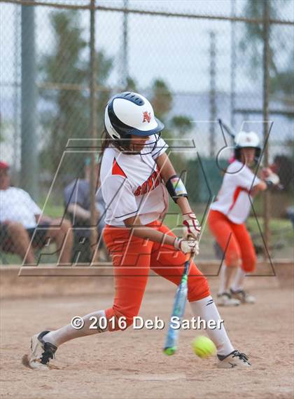 Thumbnail 2 in Apple Valley vs Aquinas photogallery.