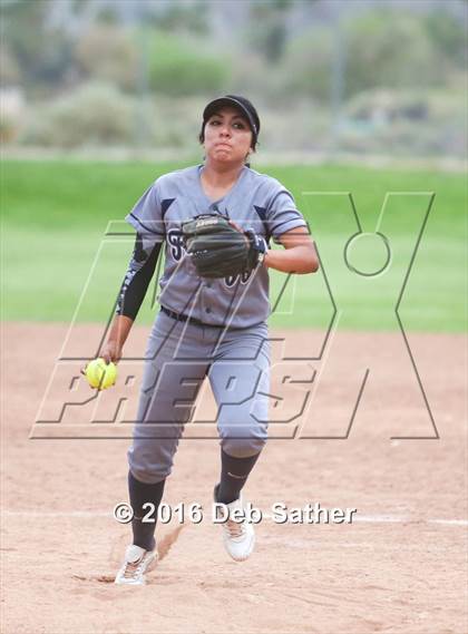 Thumbnail 3 in Apple Valley vs Aquinas photogallery.