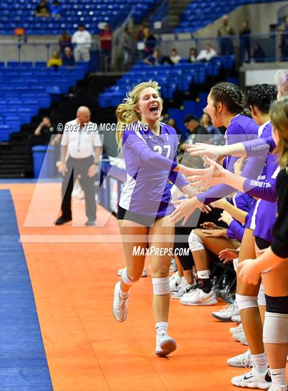 Thumbnail 1 in Fayetteville vs. Har-Ber (AAA 6A Final) photogallery.