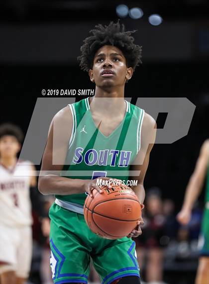 Thumbnail 3 in Lee's Summit North vs. Blue Springs South (MSHSAA Class 5 Sectional) photogallery.