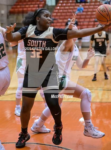 Thumbnail 2 in South Grand Prairie vs. Southlake Carroll (UIL 6A Regional Semifinal Playoff) photogallery.