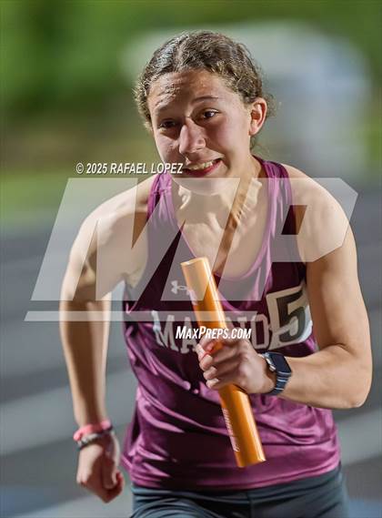 Thumbnail 1 in Dog Pound Invitational (4x400 Meter) photogallery.