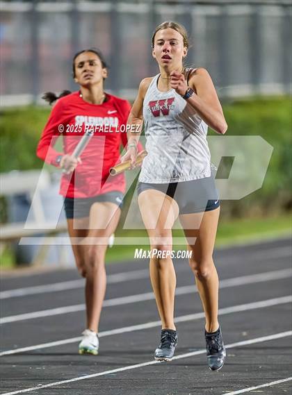 Thumbnail 3 in Dog Pound Invitational (4x400 Meter) photogallery.