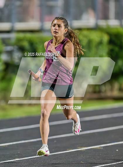 Thumbnail 1 in Dog Pound Invitational (4x400 Meter) photogallery.