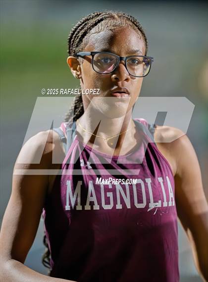 Thumbnail 3 in Dog Pound Invitational (4x400 Meter) photogallery.