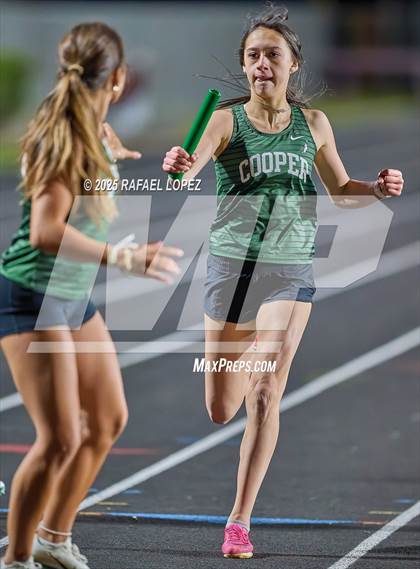 Thumbnail 2 in Dog Pound Invitational (4x400 Meter) photogallery.