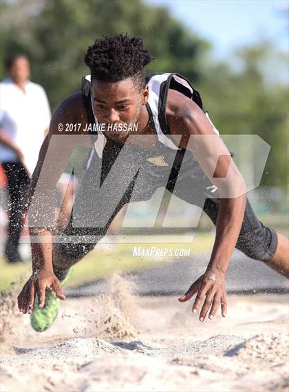 Thumbnail 1 in SCHSL 3A Regional Track Meet (Field Events) photogallery.