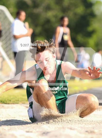 Thumbnail 3 in SCHSL 3A Regional Track Meet (Field Events) photogallery.