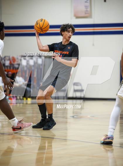 Thumbnail 2 in Knight vs. Westlake photogallery.
