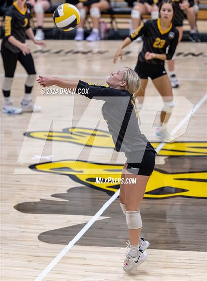 Thumbnail 2 in Highland vs Quitman (Salem Volleyball Tournament) photogallery.