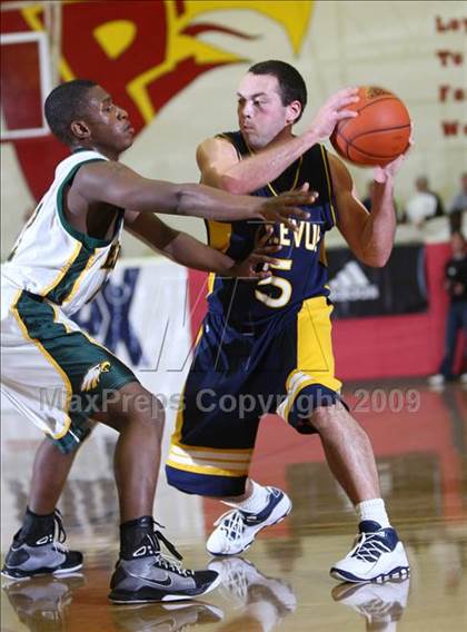 Thumbnail 3 in Eisenhower vs. Bellevue (MaxPreps Holiday Classic) photogallery.