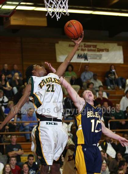 Thumbnail 3 in Eisenhower vs. Bellevue (MaxPreps Holiday Classic) photogallery.