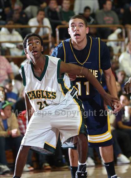 Thumbnail 2 in Eisenhower vs. Bellevue (MaxPreps Holiday Classic) photogallery.