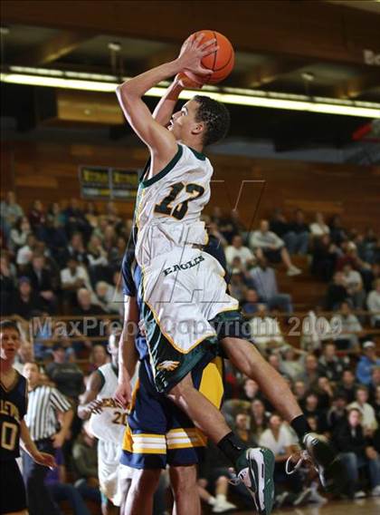 Thumbnail 3 in Eisenhower vs. Bellevue (MaxPreps Holiday Classic) photogallery.