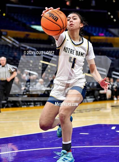 Thumbnail 1 in Notre Dame (SO) @ Louisville (Coastal Catholic Classic) photogallery.