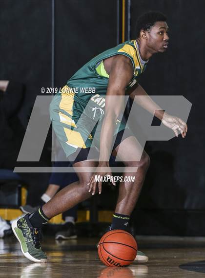 Thumbnail 3 in Trinity Catholic vs St. Anthony's (New York Holiday Invitational) photogallery.