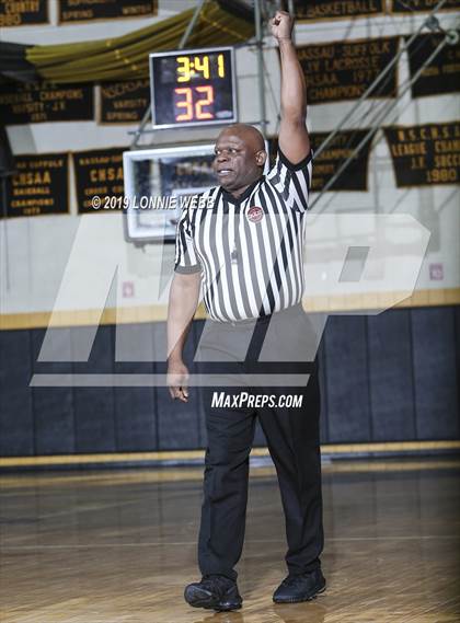 Thumbnail 3 in Trinity Catholic vs St. Anthony's (New York Holiday Invitational) photogallery.