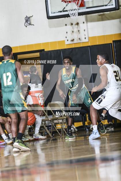 Thumbnail 3 in Trinity Catholic vs St. Anthony's (New York Holiday Invitational) photogallery.