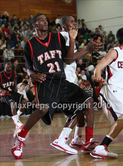 Thumbnail 1 in Taft vs. Centennial (MaxPreps Holiday Classic) photogallery.