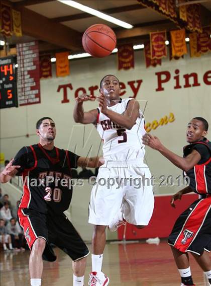 Thumbnail 2 in Taft vs. Centennial (MaxPreps Holiday Classic) photogallery.