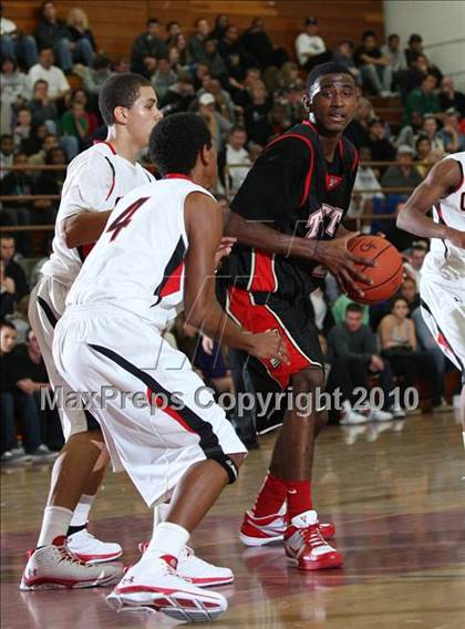 Thumbnail 1 in Taft vs. Centennial (MaxPreps Holiday Classic) photogallery.