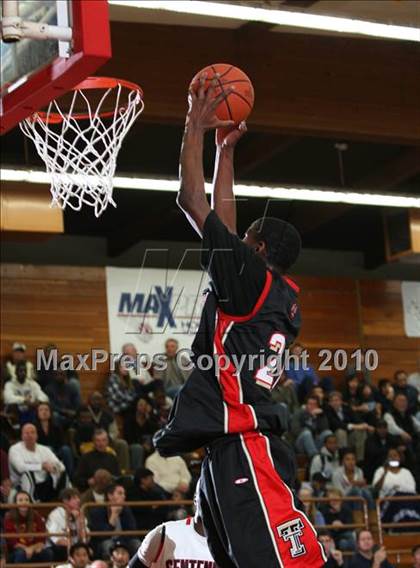 Thumbnail 1 in Taft vs. Centennial (MaxPreps Holiday Classic) photogallery.