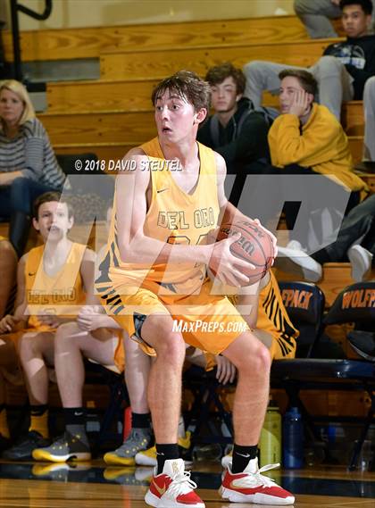 Thumbnail 1 in El Capitan vs. Del Oro (Running with the Pack) photogallery.