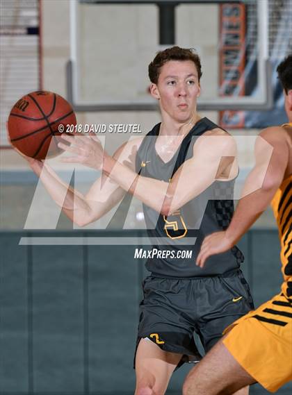 Thumbnail 2 in El Capitan vs. Del Oro (Running with the Pack) photogallery.