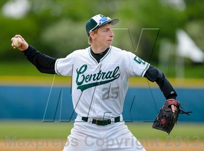 Thumbnail 1 in Grayslake Central v. Lakes (IHSA Class 3A Regional Final) photogallery.