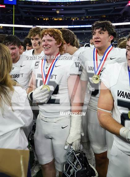 Thumbnail 1 in Southlake Carroll vs. Vandegrift (UIL 6A Division II Final Medal Ceremony) photogallery.
