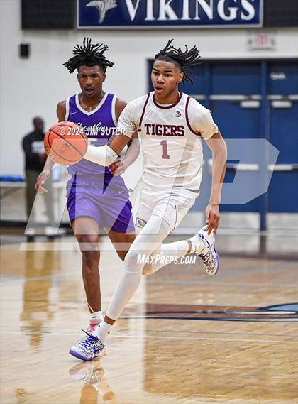 Thumbnail 2 in Silsbee vs Wheatley (UIL 4A Reg III Semifinal) photogallery.