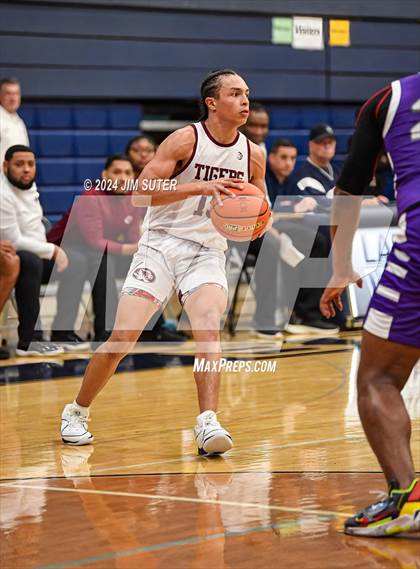 Thumbnail 2 in Silsbee vs Wheatley (UIL 4A Reg III Semifinal) photogallery.