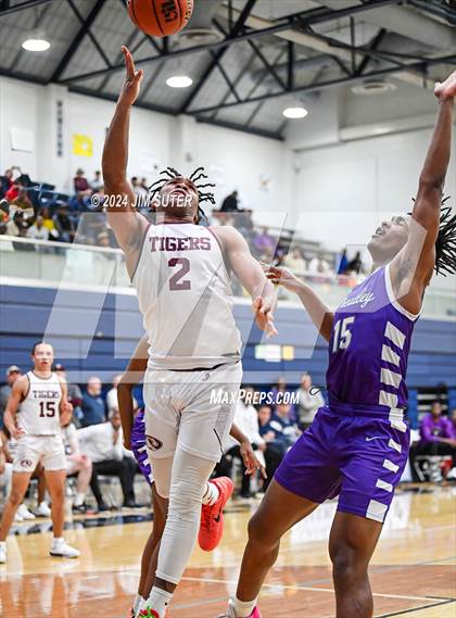 Thumbnail 1 in Silsbee vs Wheatley (UIL 4A Reg III Semifinal) photogallery.