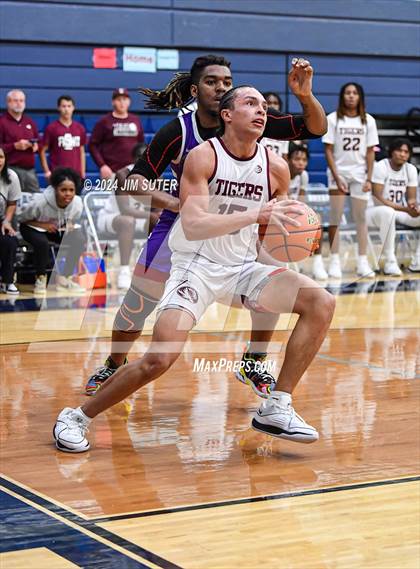 Thumbnail 2 in Silsbee vs Wheatley (UIL 4A Reg III Semifinal) photogallery.
