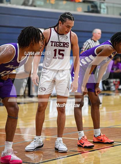 Thumbnail 2 in Silsbee vs Wheatley (UIL 4A Reg III Semifinal) photogallery.