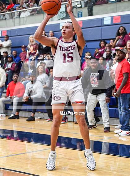 Thumbnail 3 in Silsbee vs Wheatley (UIL 4A Reg III Semifinal) photogallery.