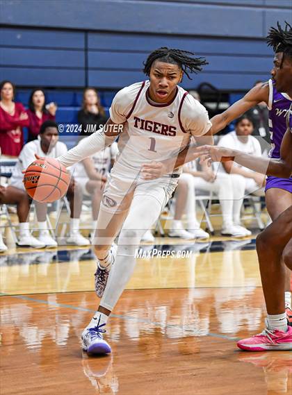 Thumbnail 2 in Silsbee vs Wheatley (UIL 4A Reg III Semifinal) photogallery.