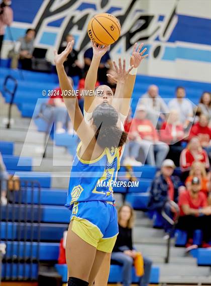 Thumbnail 3 in Cathedral Catholic vs. Grossmont (CIF-SDS Division 1 Final) photogallery.