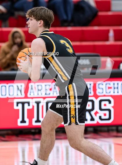 Thumbnail 1 in Ellwood City vs. Quaker Valley photogallery.