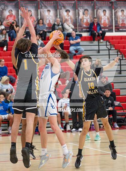 Thumbnail 3 in Ellwood City vs. Quaker Valley photogallery.
