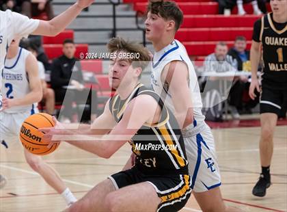 Thumbnail 2 in Ellwood City vs. Quaker Valley photogallery.