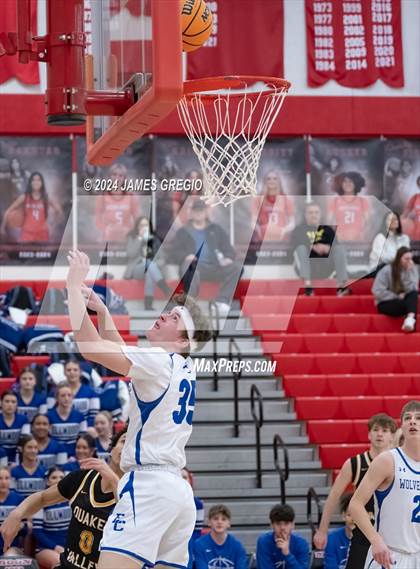Thumbnail 2 in Ellwood City vs. Quaker Valley photogallery.