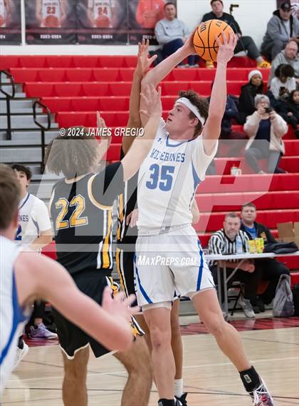 Thumbnail 2 in Ellwood City vs. Quaker Valley photogallery.