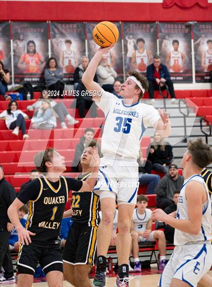 Thumbnail 3 in Ellwood City vs. Quaker Valley photogallery.