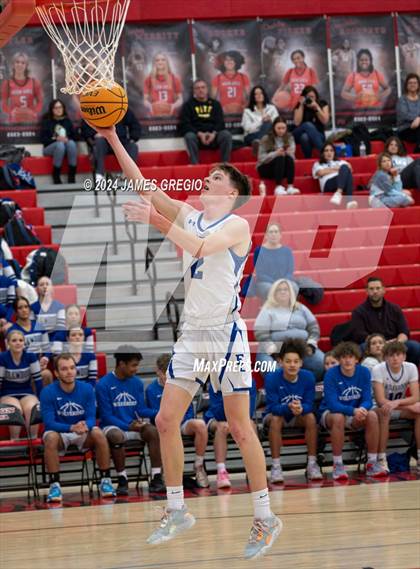 Thumbnail 2 in Ellwood City vs. Quaker Valley photogallery.